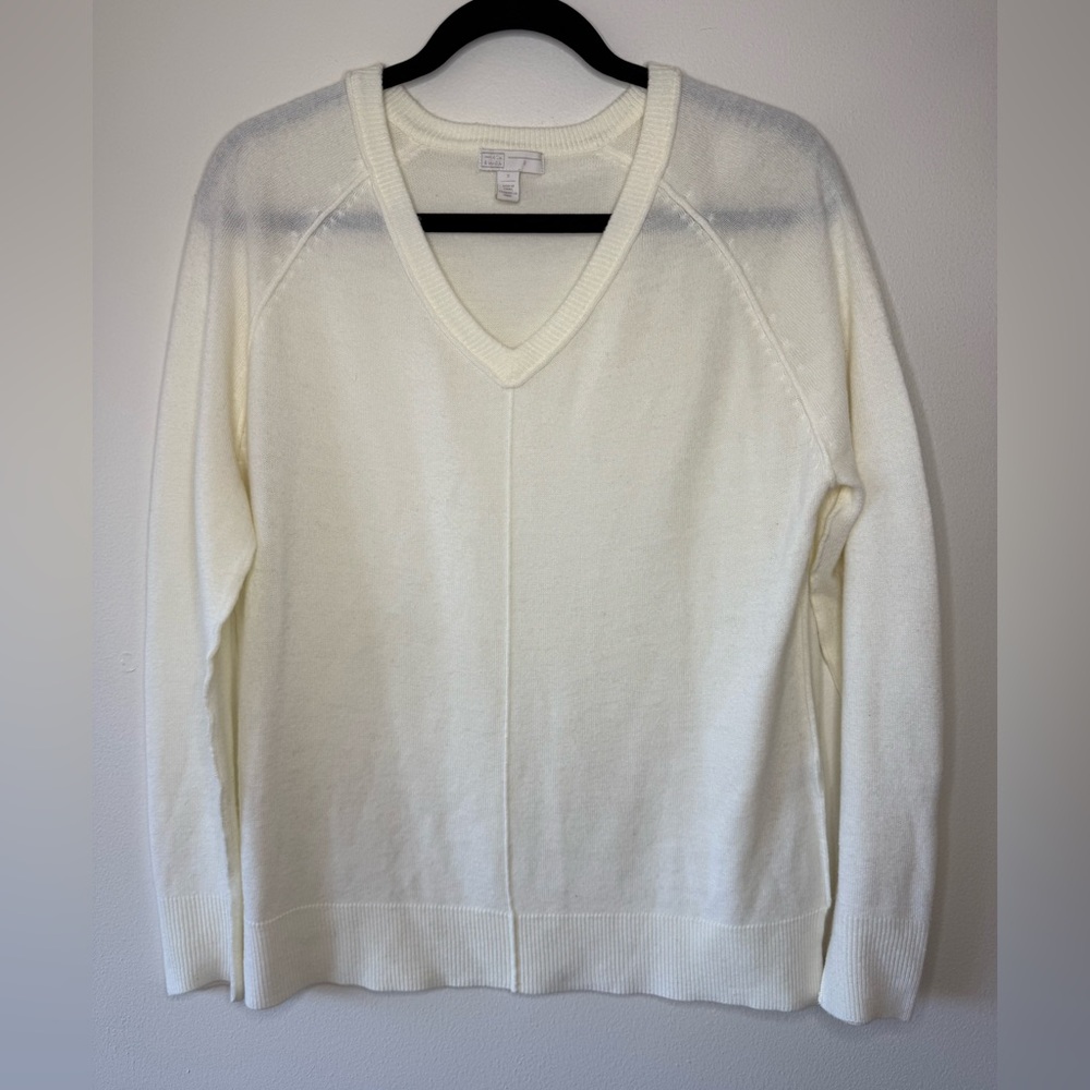 14th & Union Women's V-Neck Sweater in Cream/Ivory